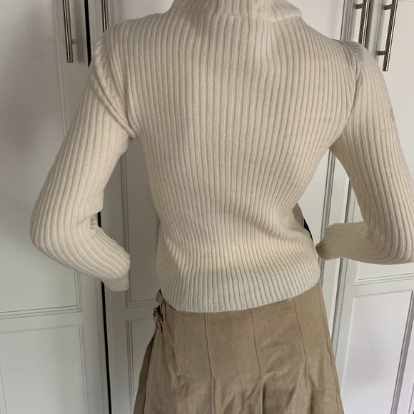 Danier 6 light tan suede skirt pleated with buckle - Picture 6 of 6